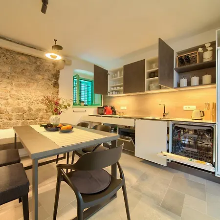 Bastinica Platinum Ap 4 * * * * * *